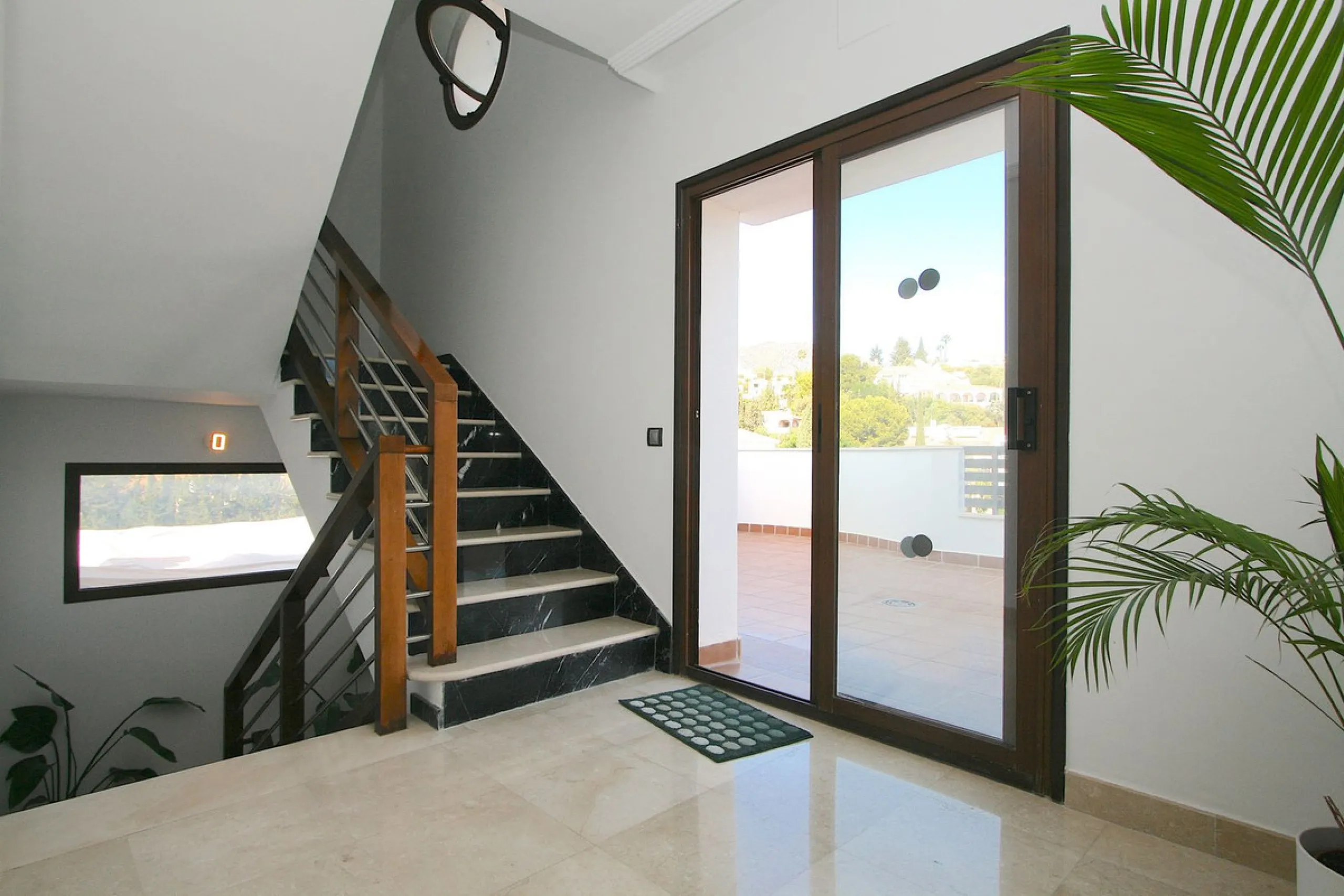 Elegant villa with panoramic views in La Sierrazuela. This beautifully built villa combines timeless elegance with modern design, offering exceptional quality and breathtaking views of the surrounding mountains and the Mediterranean Sea.