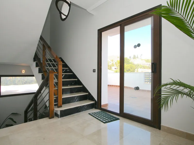 Elegant villa with panoramic views in La Sierrazuela. This beautifully built villa combines timeless elegance with modern design, offering exceptional quality and breathtaking views of the surrounding mountains and the Mediterranean Sea.