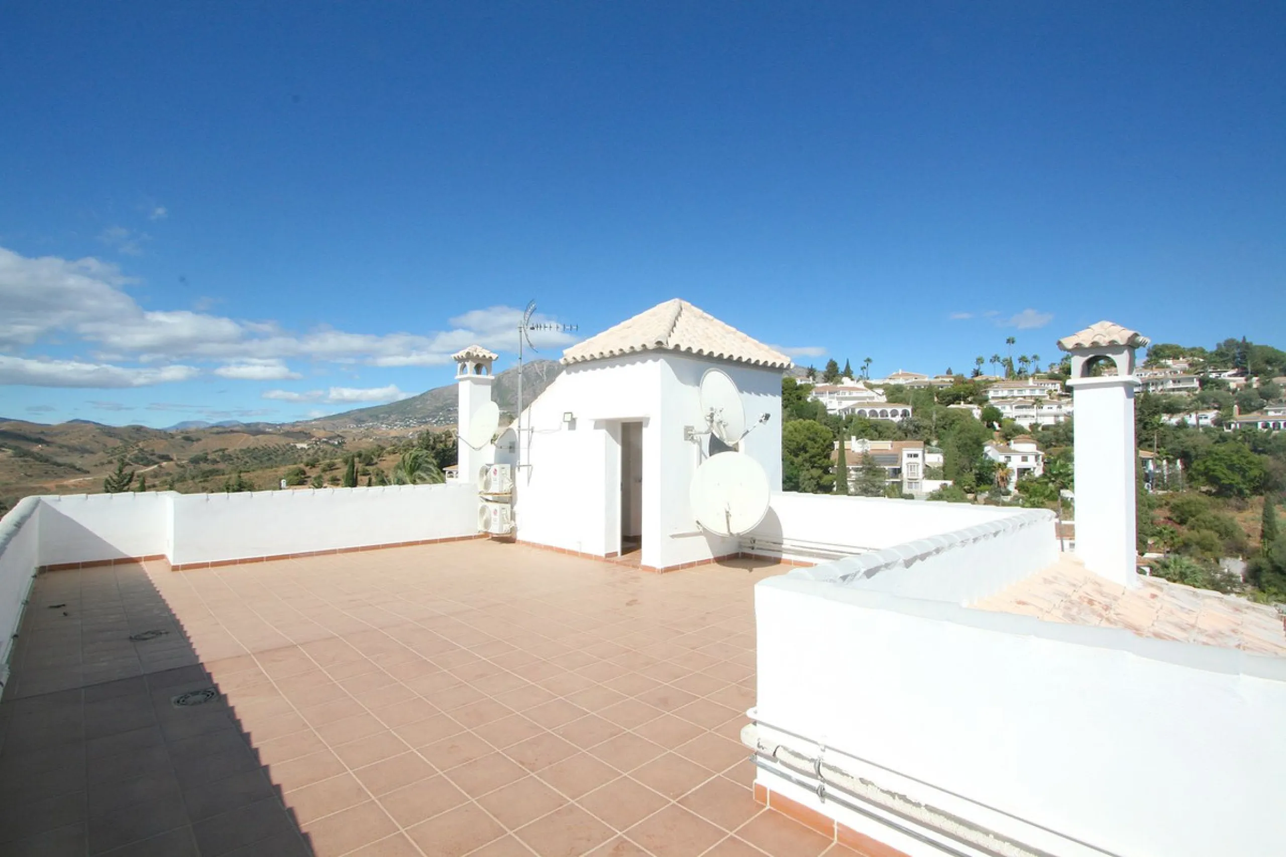 Elegant villa with panoramic views in La Sierrazuela. This beautifully built villa combines timeless elegance with modern design, offering exceptional quality and breathtaking views of the surrounding mountains and the Mediterranean Sea.
