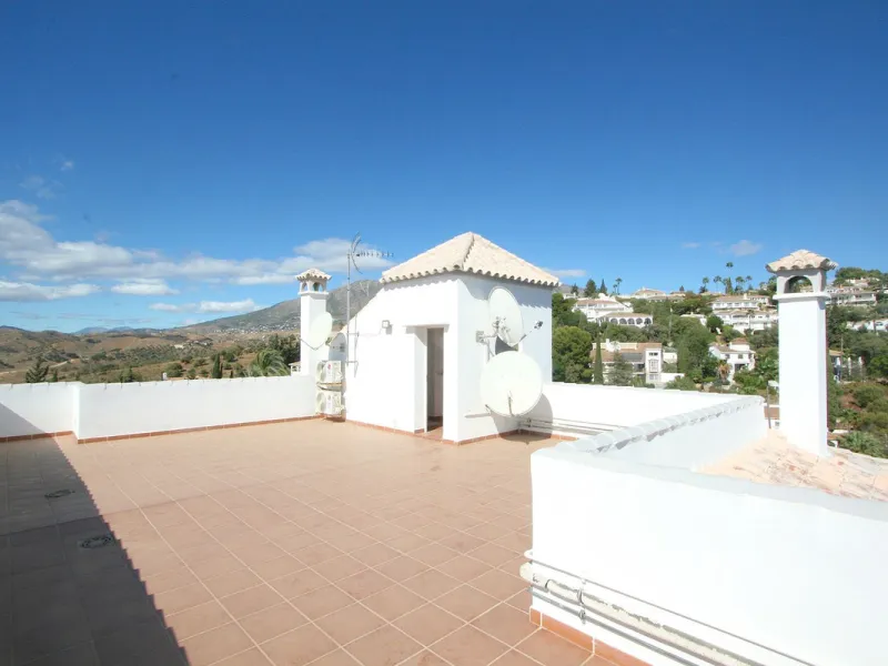 Elegant villa with panoramic views in La Sierrazuela. This beautifully built villa combines timeless elegance with modern design, offering exceptional quality and breathtaking views of the surrounding mountains and the Mediterranean Sea.