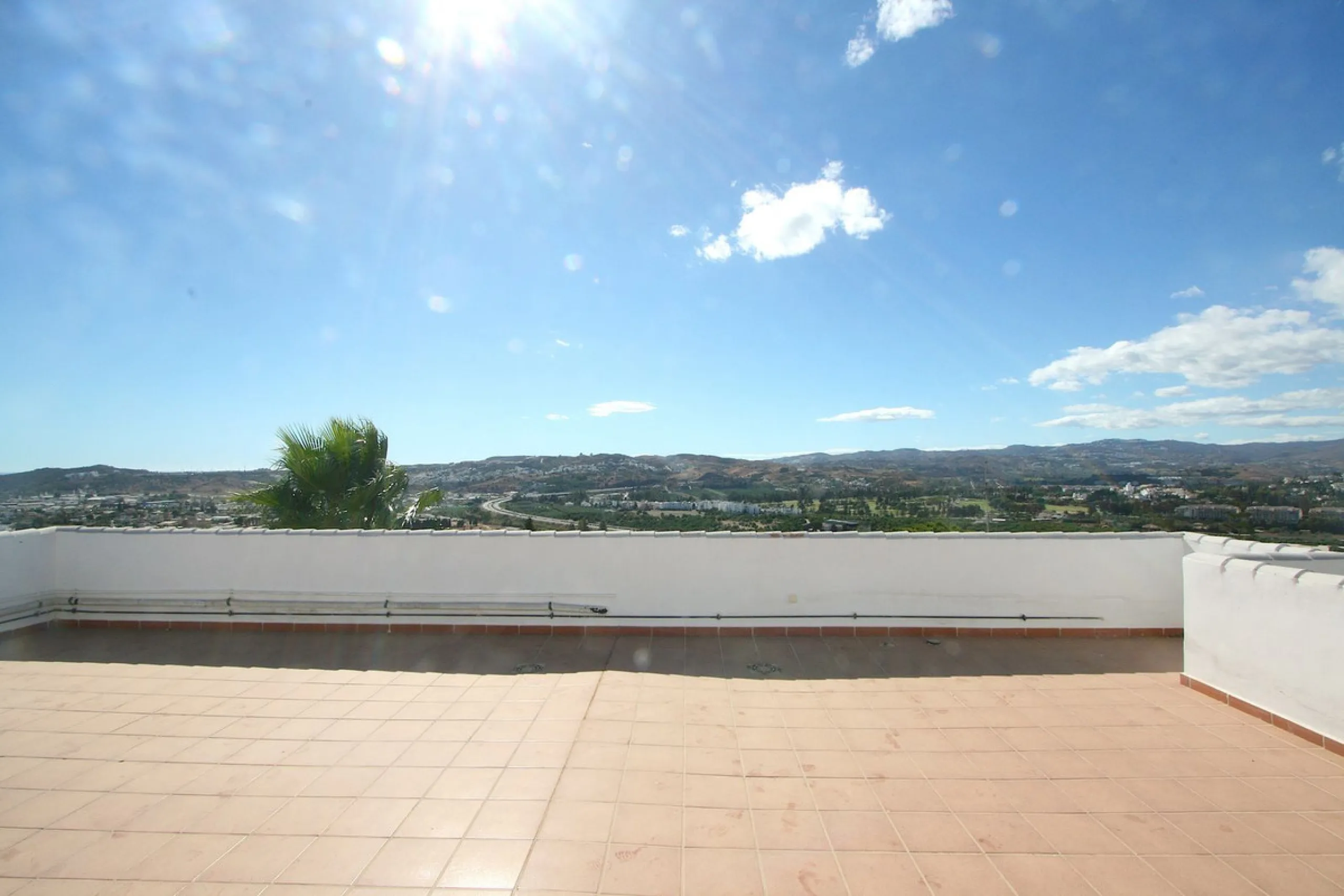 Elegant villa with panoramic views in La Sierrazuela. This beautifully built villa combines timeless elegance with modern design, offering exceptional quality and breathtaking views of the surrounding mountains and the Mediterranean Sea.