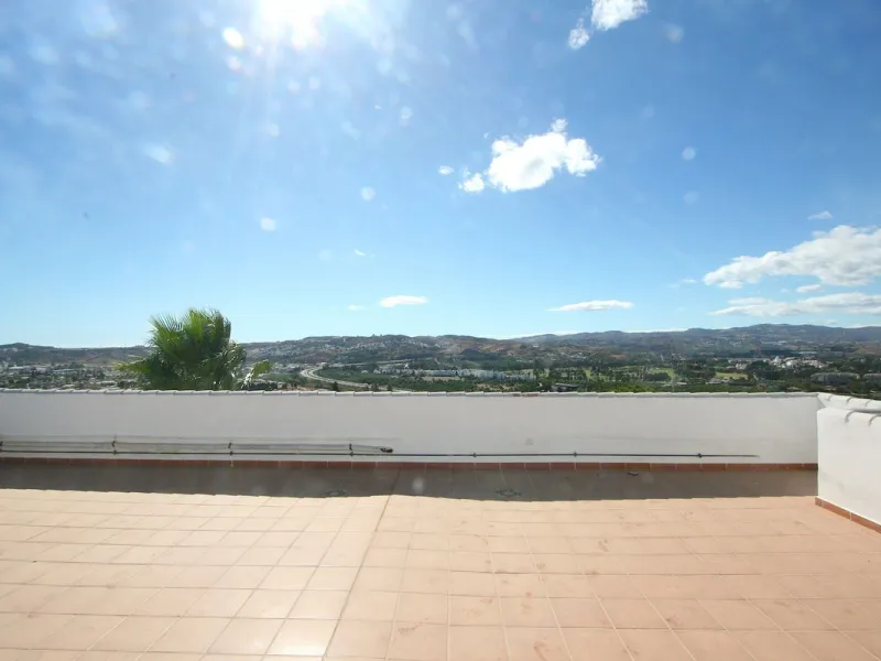 Elegant villa with panoramic views in La Sierrazuela. This beautifully built villa combines timeless elegance with modern design, offering exceptional quality and breathtaking views of the surrounding mountains and the Mediterranean Sea.