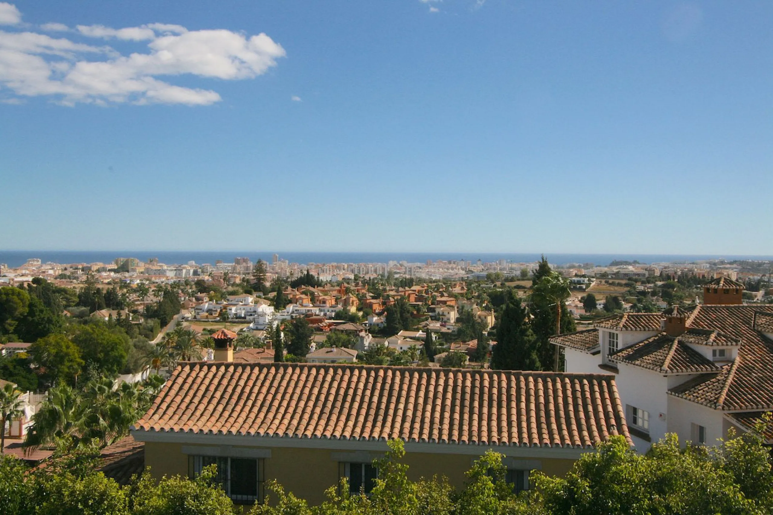 Elegant villa with panoramic views in La Sierrazuela. This beautifully built villa combines timeless elegance with modern design, offering exceptional quality and breathtaking views of the surrounding mountains and the Mediterranean Sea.