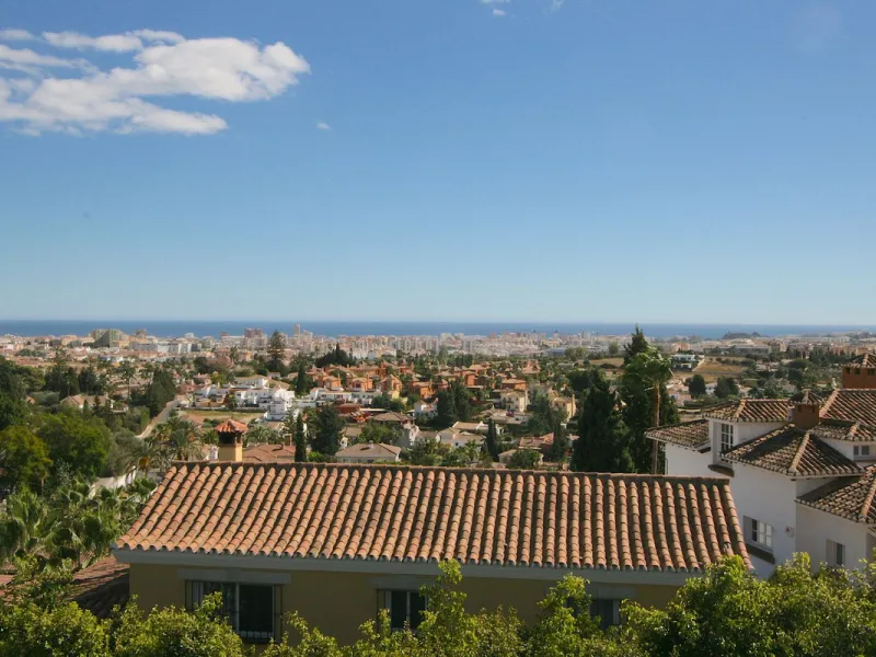 Elegant villa with panoramic views in La Sierrazuela. This beautifully built villa combines timeless elegance with modern design, offering exceptional quality and breathtaking views of the surrounding mountains and the Mediterranean Sea.