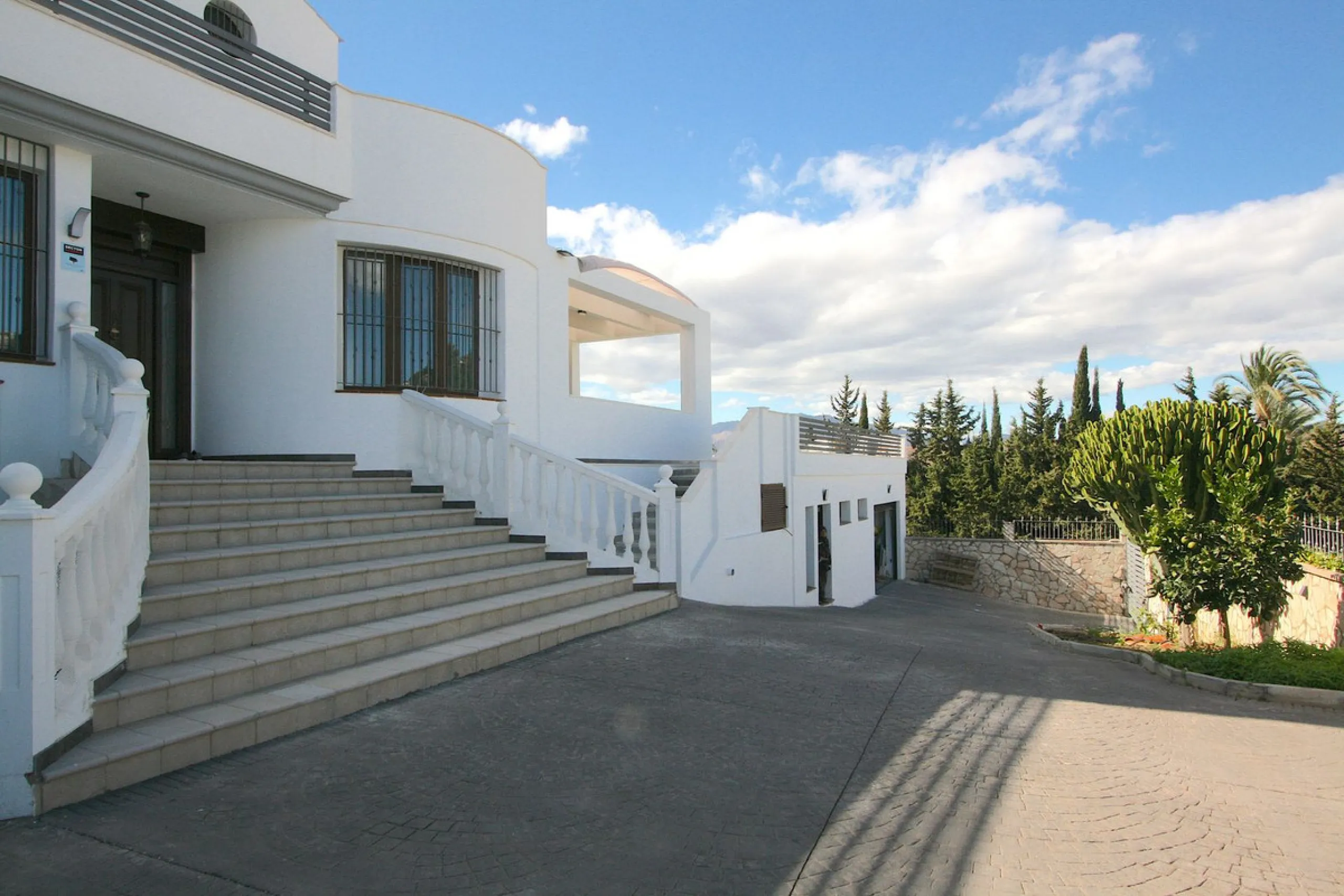 Elegant villa with panoramic views in La Sierrazuela. This beautifully built villa combines timeless elegance with modern design, offering exceptional quality and breathtaking views of the surrounding mountains and the Mediterranean Sea.