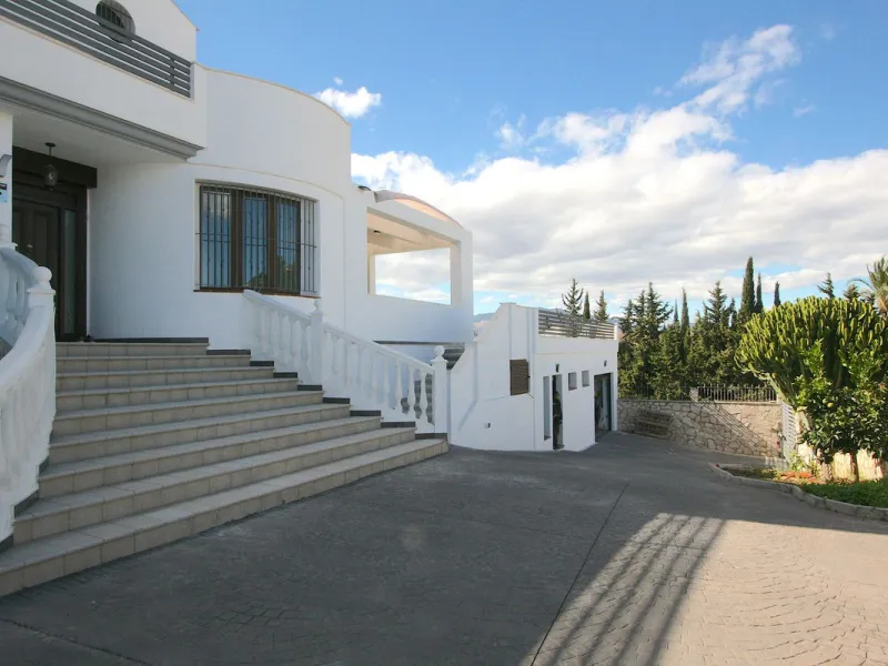 Elegant villa with panoramic views in La Sierrazuela. This beautifully built villa combines timeless elegance with modern design, offering exceptional quality and breathtaking views of the surrounding mountains and the Mediterranean Sea.