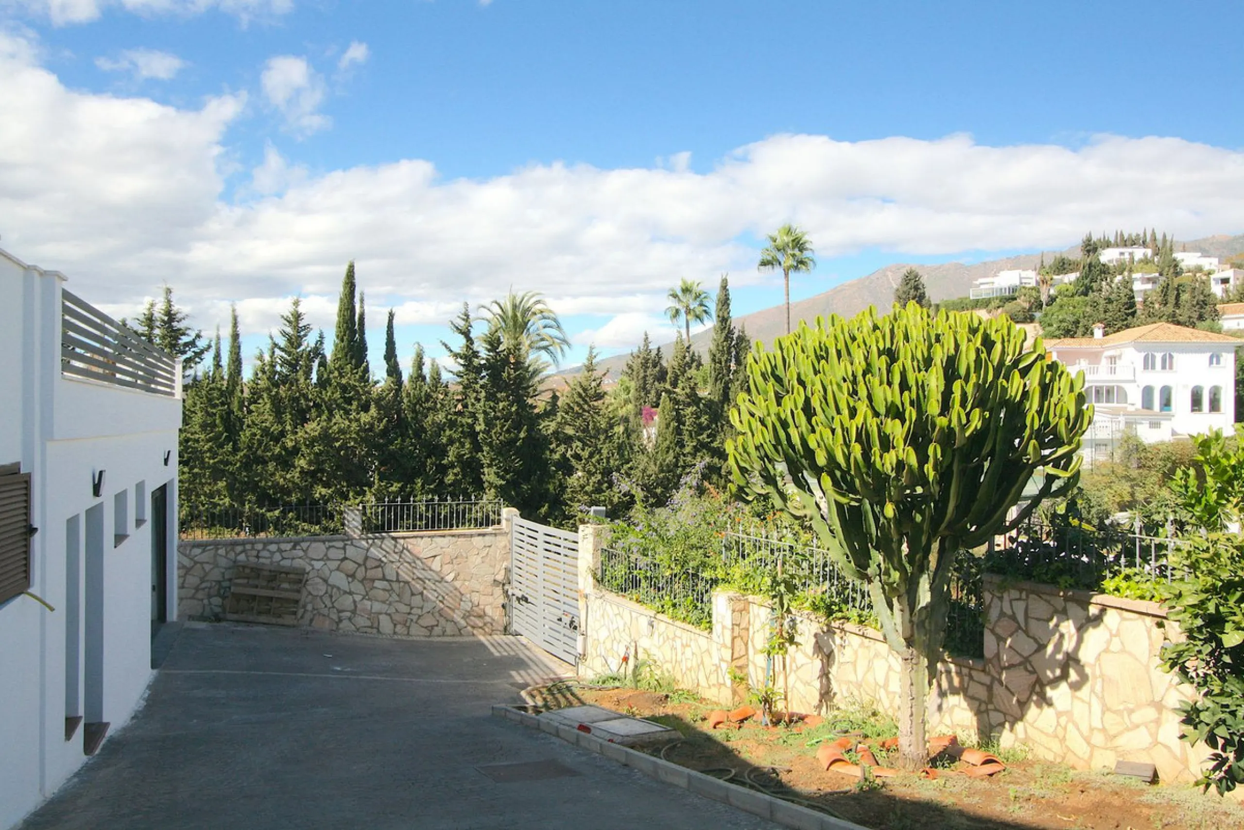 Elegant villa with panoramic views in La Sierrazuela. This beautifully built villa combines timeless elegance with modern design, offering exceptional quality and breathtaking views of the surrounding mountains and the Mediterranean Sea.