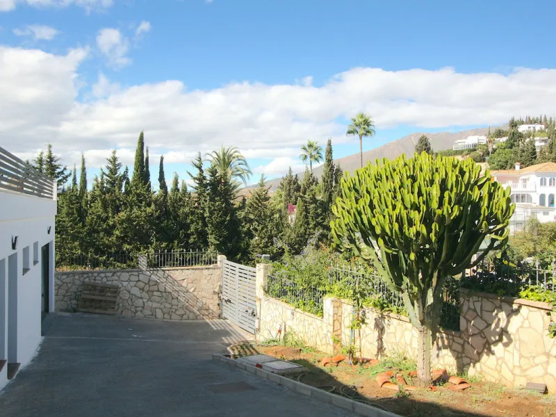 Elegant villa with panoramic views in La Sierrazuela. This beautifully built villa combines timeless elegance with modern design, offering exceptional quality and breathtaking views of the surrounding mountains and the Mediterranean Sea.