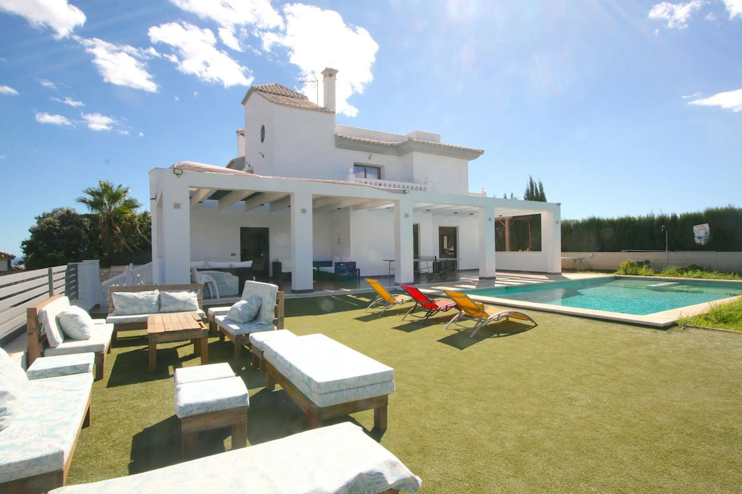 Elegant villa with panoramic views in La Sierrazuela. This beautifully built villa combines timeless elegance with modern design, offering exceptional quality and breathtaking views of the surrounding mountains and the Mediterranean Sea.