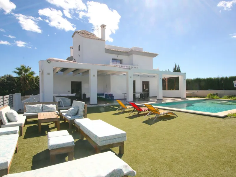 Elegant villa with panoramic views in La Sierrazuela. This beautifully built villa combines timeless elegance with modern design, offering exceptional quality and breathtaking views of the surrounding mountains and the Mediterranean Sea.