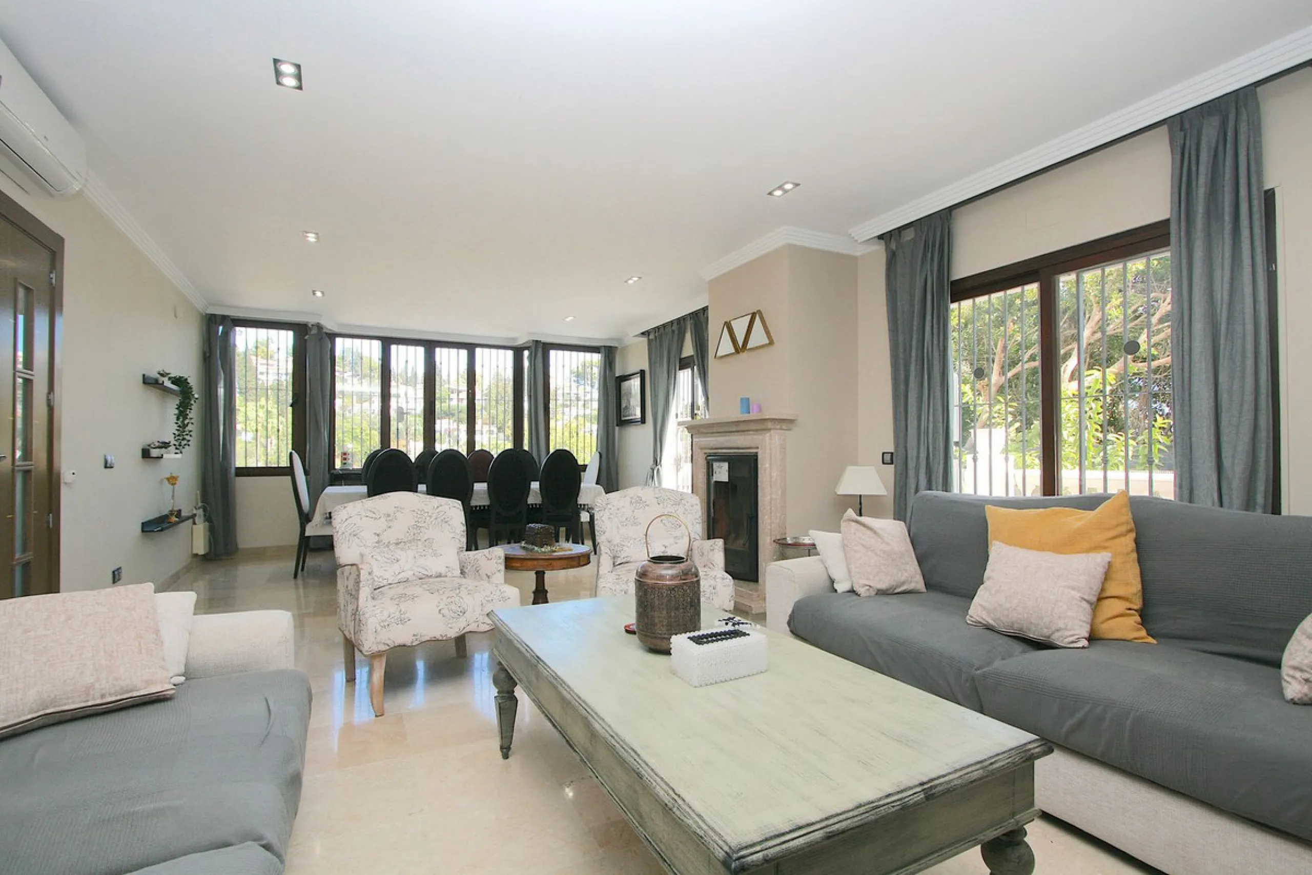 Elegant villa with panoramic views in La Sierrazuela. This beautifully built villa combines timeless elegance with modern design, offering exceptional quality and breathtaking views of the surrounding mountains and the Mediterranean Sea.