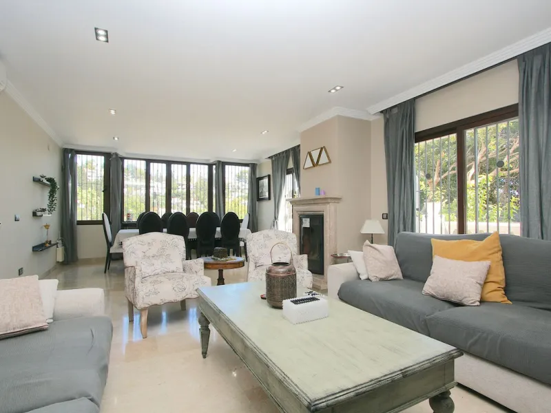 Elegant villa with panoramic views in La Sierrazuela. This beautifully built villa combines timeless elegance with modern design, offering exceptional quality and breathtaking views of the surrounding mountains and the Mediterranean Sea.