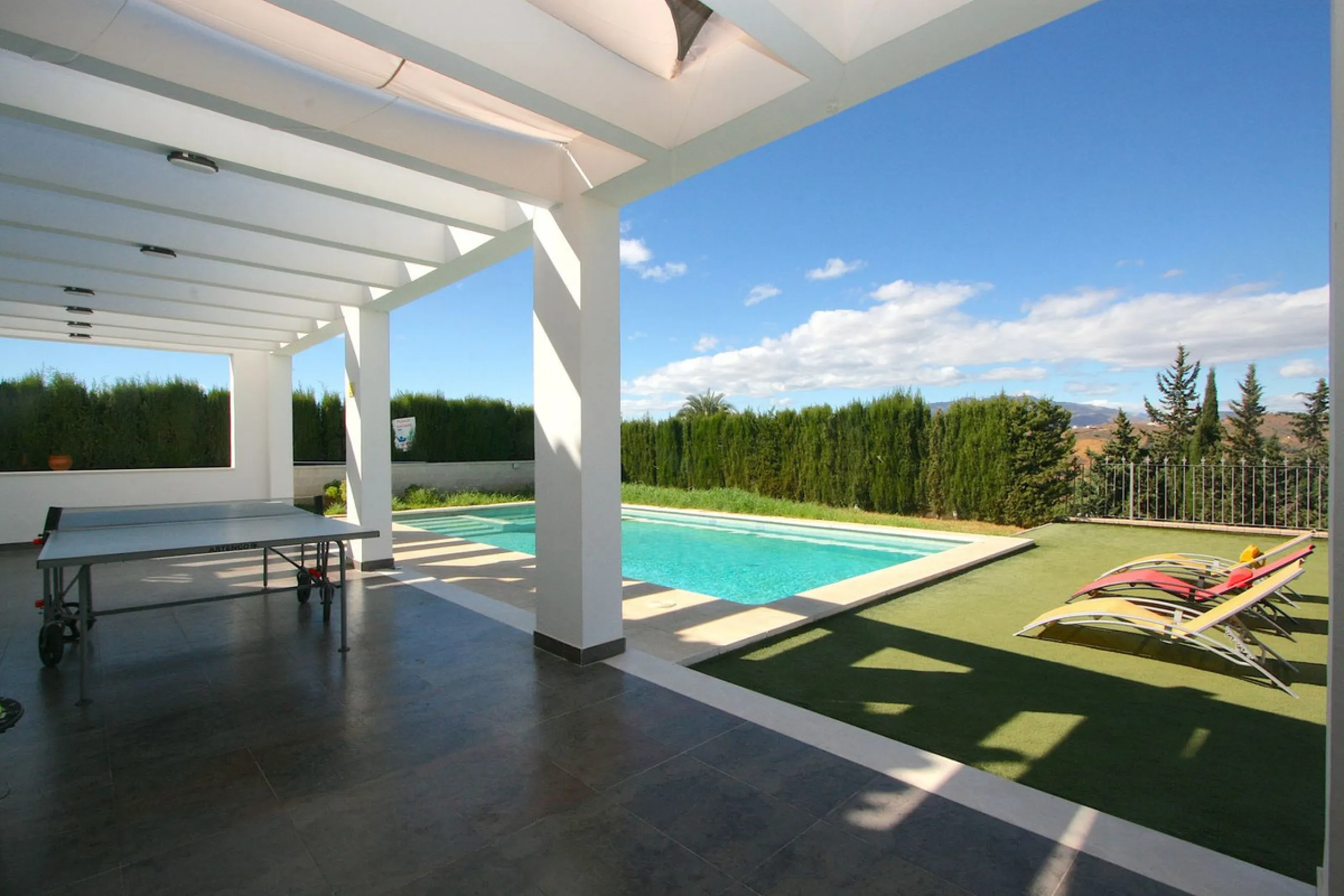 Elegant villa with panoramic views in La Sierrazuela. This beautifully built villa combines timeless elegance with modern design, offering exceptional quality and breathtaking views of the surrounding mountains and the Mediterranean Sea.