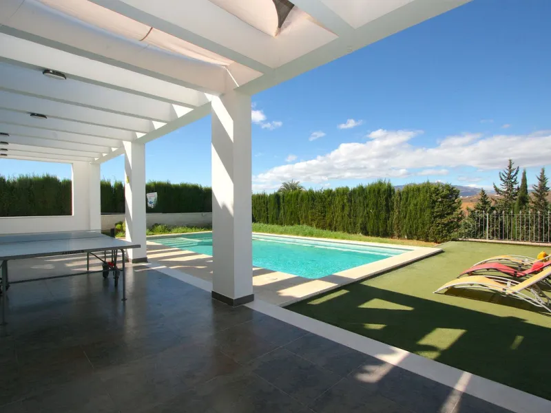 Elegant villa with panoramic views in La Sierrazuela. This beautifully built villa combines timeless elegance with modern design, offering exceptional quality and breathtaking views of the surrounding mountains and the Mediterranean Sea.