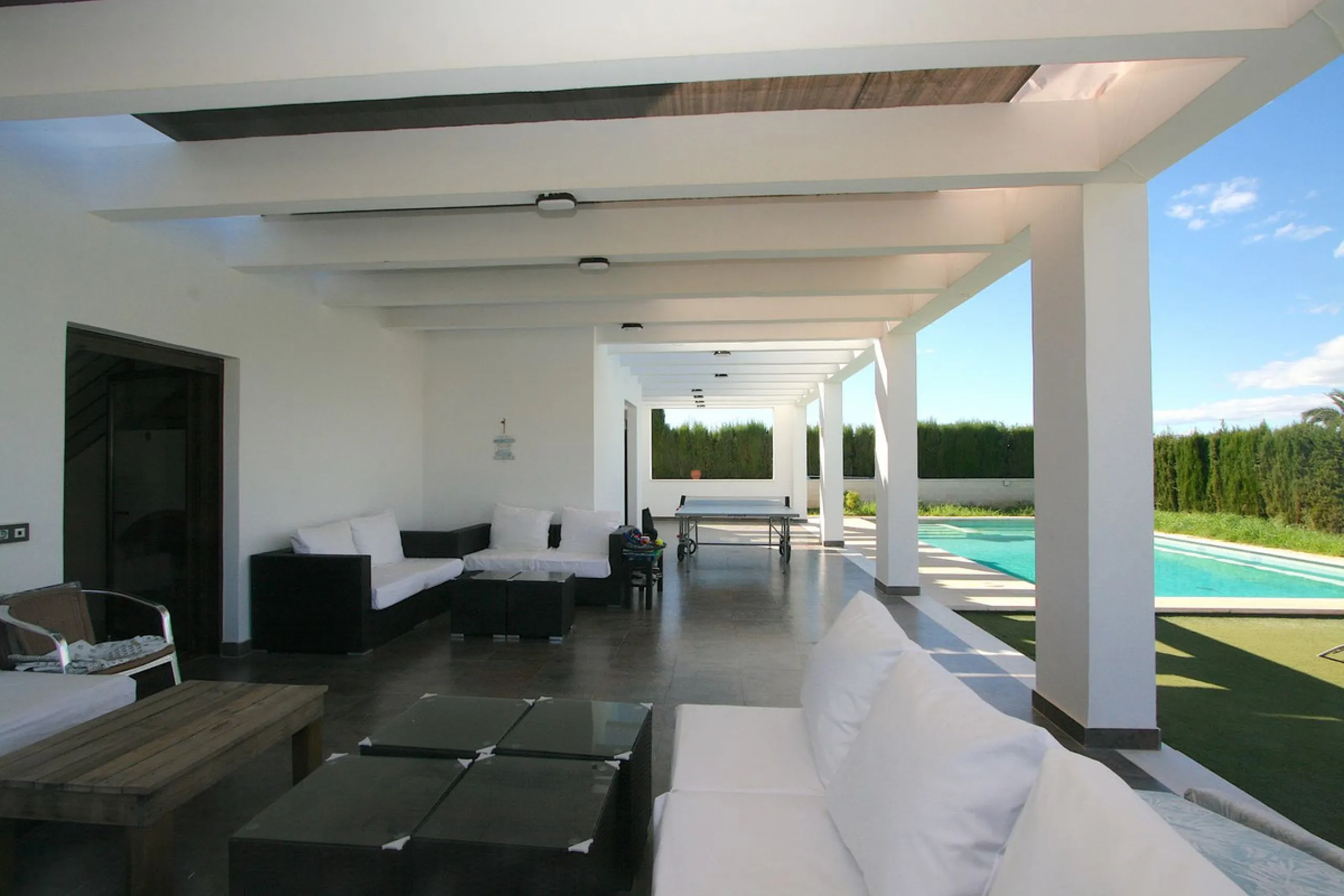 Elegant villa with panoramic views in La Sierrazuela. This beautifully built villa combines timeless elegance with modern design, offering exceptional quality and breathtaking views of the surrounding mountains and the Mediterranean Sea.
