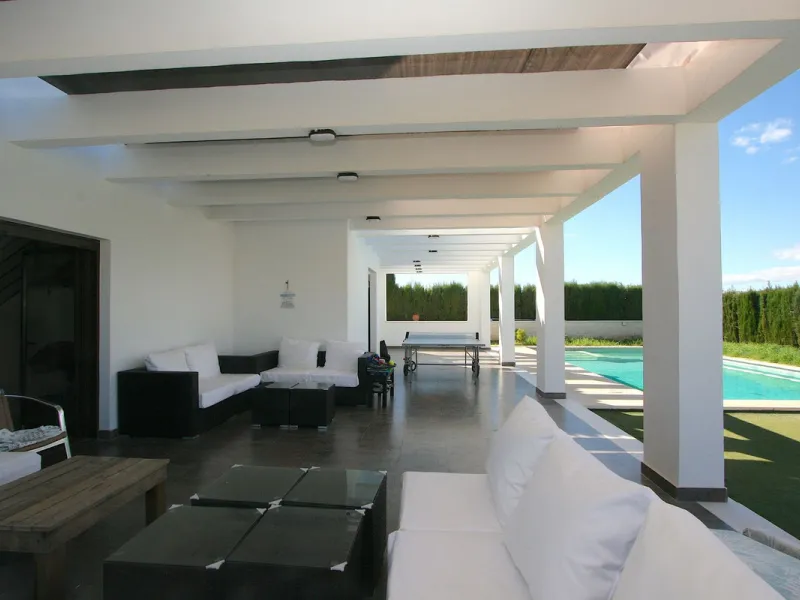 Elegant villa with panoramic views in La Sierrazuela. This beautifully built villa combines timeless elegance with modern design, offering exceptional quality and breathtaking views of the surrounding mountains and the Mediterranean Sea.