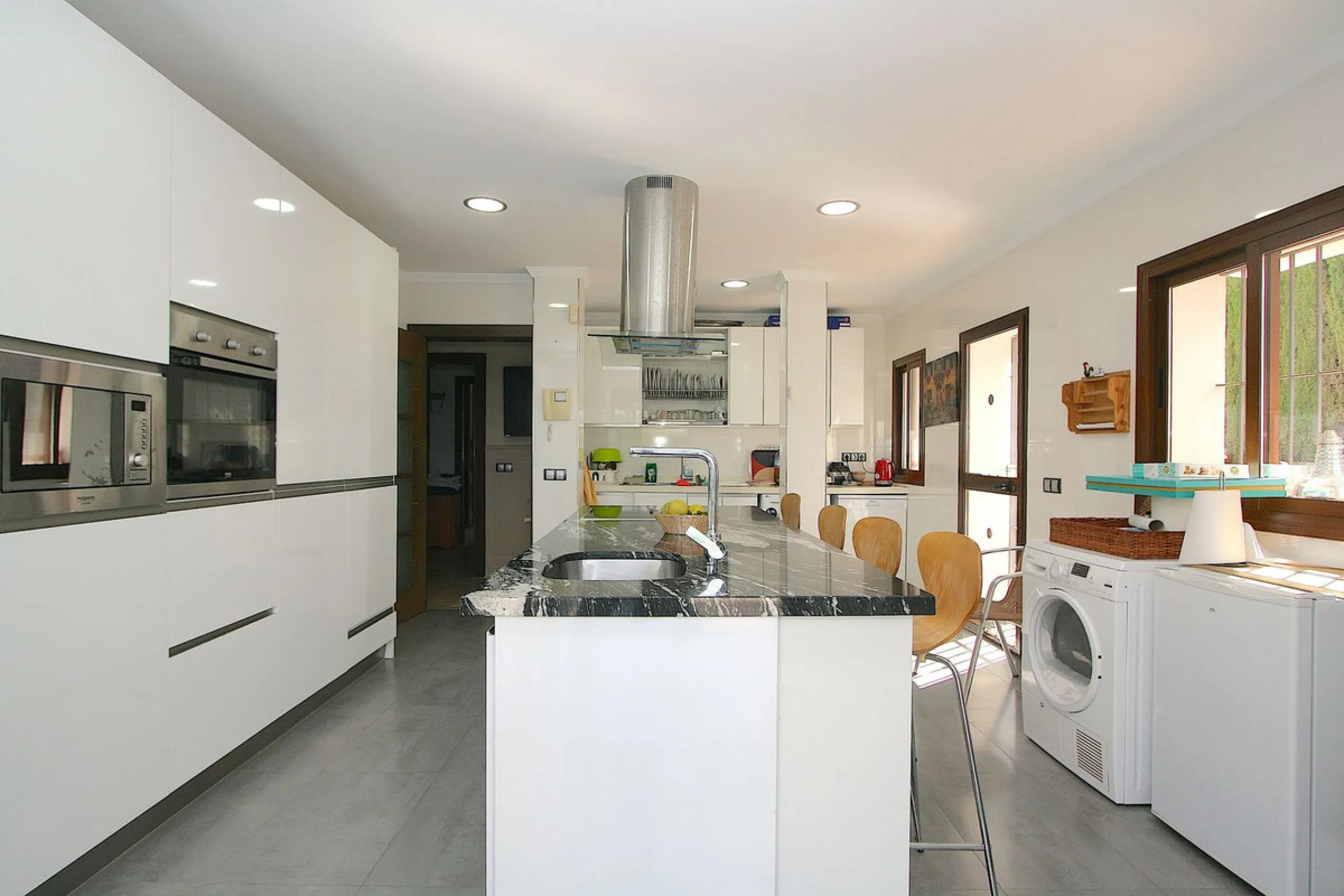 Elegant villa with panoramic views in La Sierrazuela. This beautifully built villa combines timeless elegance with modern design, offering exceptional quality and breathtaking views of the surrounding mountains and the Mediterranean Sea.