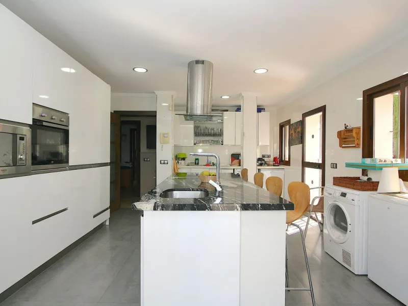 Elegant villa with panoramic views in La Sierrazuela. This beautifully built villa combines timeless elegance with modern design, offering exceptional quality and breathtaking views of the surrounding mountains and the Mediterranean Sea.