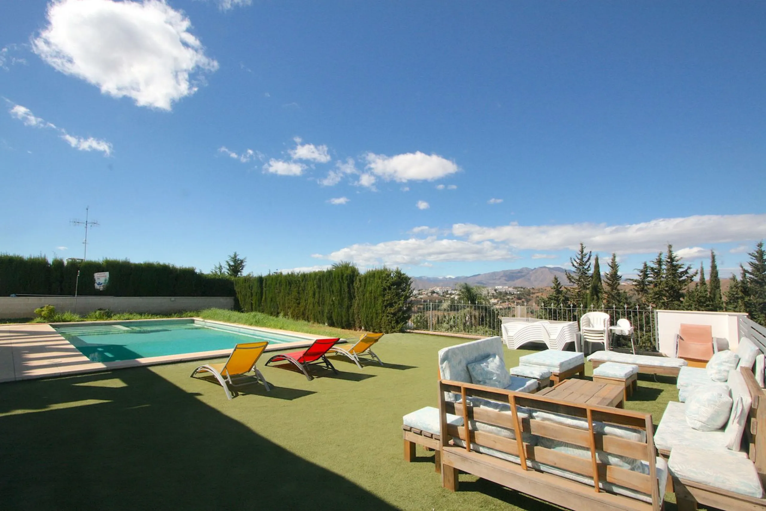 Elegant villa with panoramic views in La Sierrazuela. This beautifully built villa combines timeless elegance with modern design, offering exceptional quality and breathtaking views of the surrounding mountains and the Mediterranean Sea.
