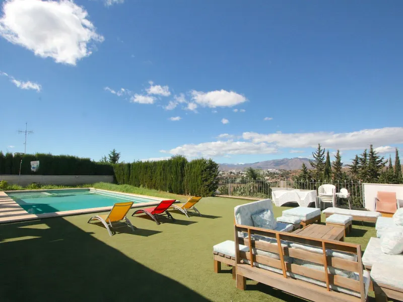 Elegant villa with panoramic views in La Sierrazuela. This beautifully built villa combines timeless elegance with modern design, offering exceptional quality and breathtaking views of the surrounding mountains and the Mediterranean Sea.