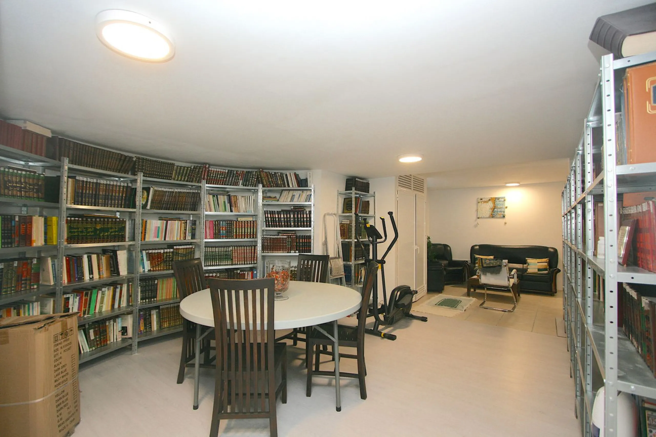 Elegant villa with panoramic views in La Sierrazuela. This beautifully built villa combines timeless elegance with modern design, offering exceptional quality and breathtaking views of the surrounding mountains and the Mediterranean Sea.
