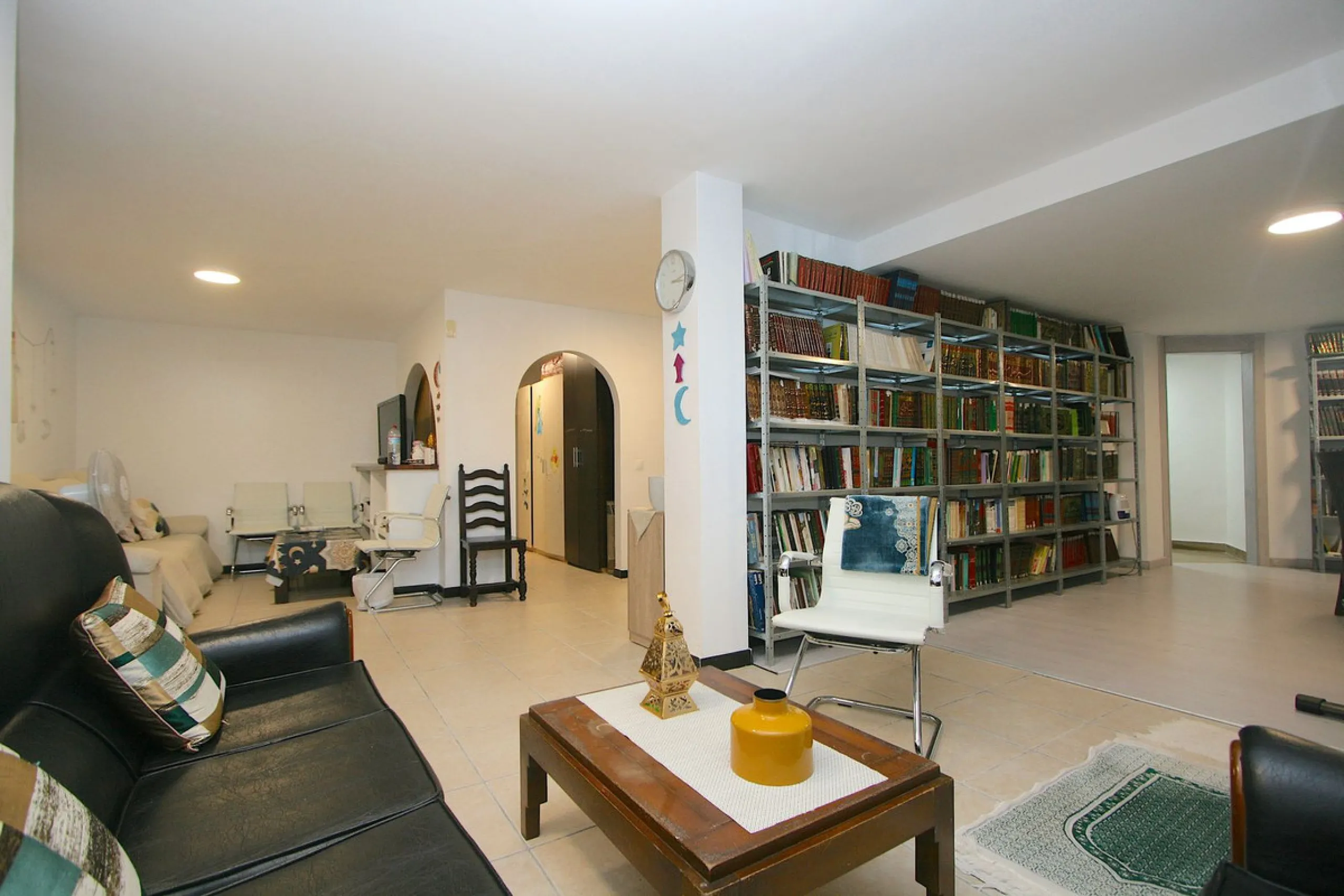 Elegant villa with panoramic views in La Sierrazuela. This beautifully built villa combines timeless elegance with modern design, offering exceptional quality and breathtaking views of the surrounding mountains and the Mediterranean Sea.