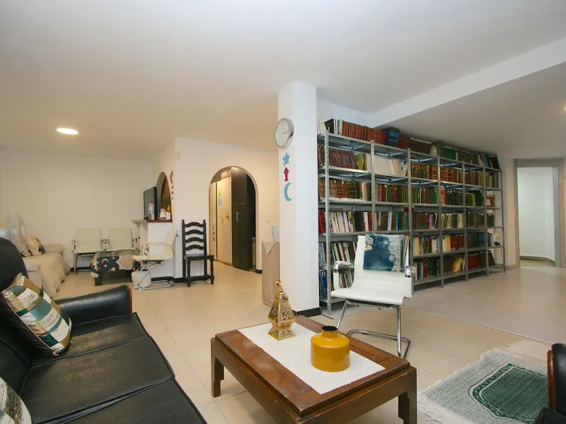 Elegant villa with panoramic views in La Sierrazuela. This beautifully built villa combines timeless elegance with modern design, offering exceptional quality and breathtaking views of the surrounding mountains and the Mediterranean Sea.