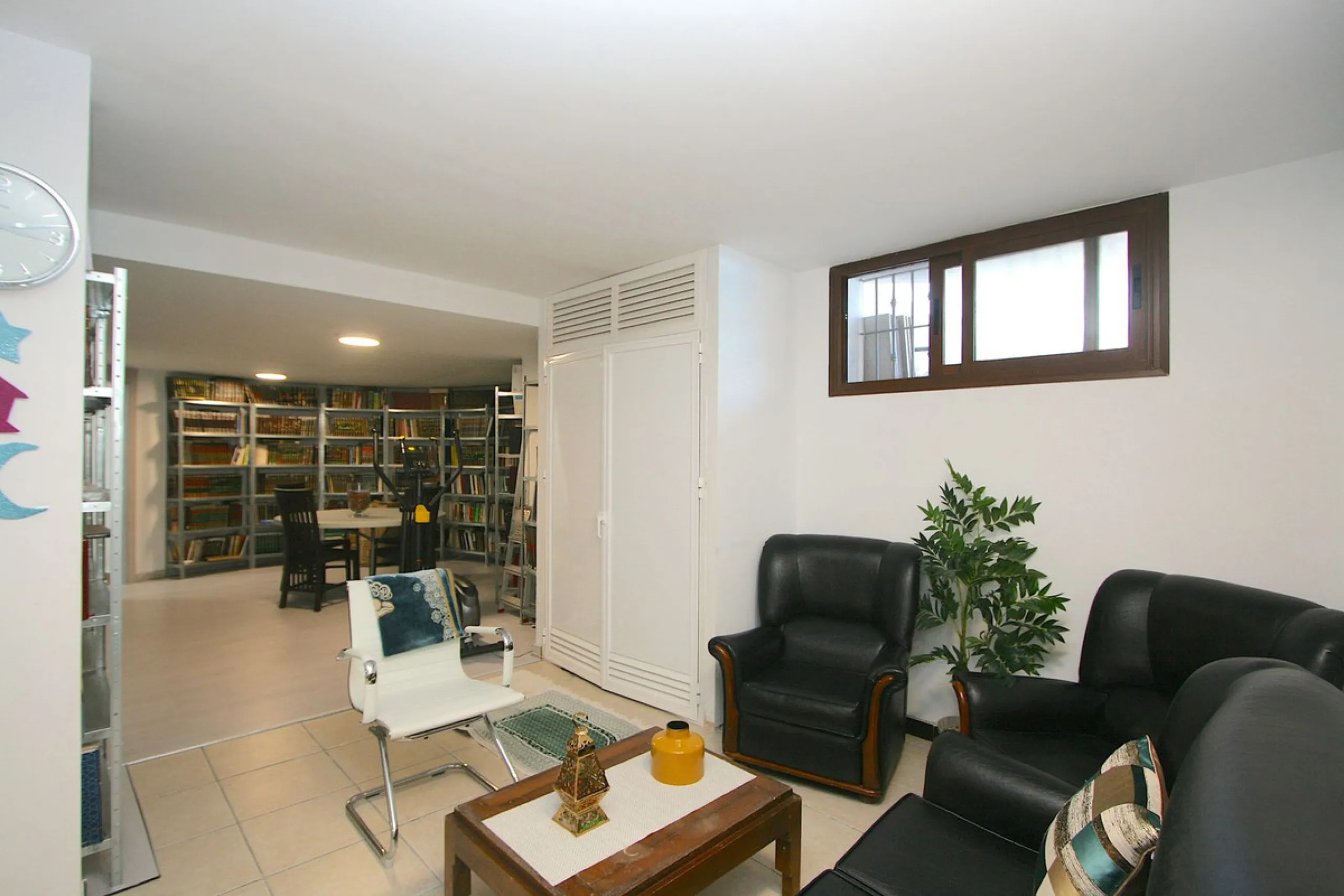 Elegant villa with panoramic views in La Sierrazuela. This beautifully built villa combines timeless elegance with modern design, offering exceptional quality and breathtaking views of the surrounding mountains and the Mediterranean Sea.