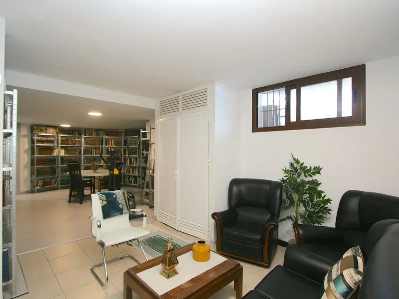 Elegant villa with panoramic views in La Sierrazuela. This beautifully built villa combines timeless elegance with modern design, offering exceptional quality and breathtaking views of the surrounding mountains and the Mediterranean Sea.