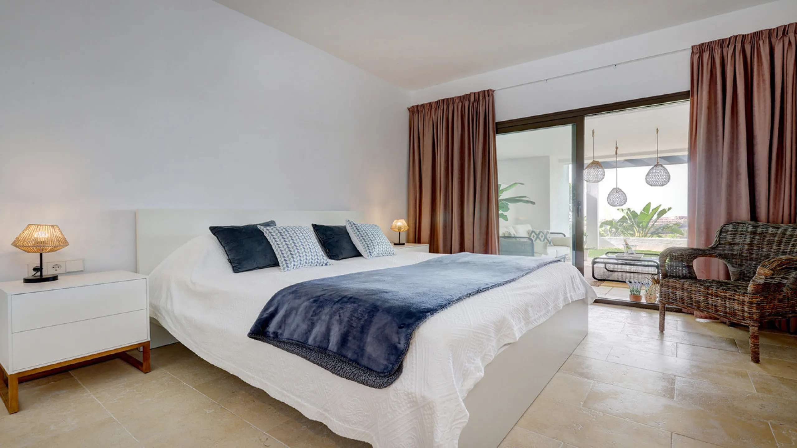 Diese elegante Erdgeschosswohnung liegt in der exklusiven Wohnanlage Terrazas de Cortesin, mitten im weltbekannten Finca Cortesin Golf Resort in Casares. Bekannt für seinen Meisterschaftsgolfplatz (Austragungsort des Solheim Cups 2023)