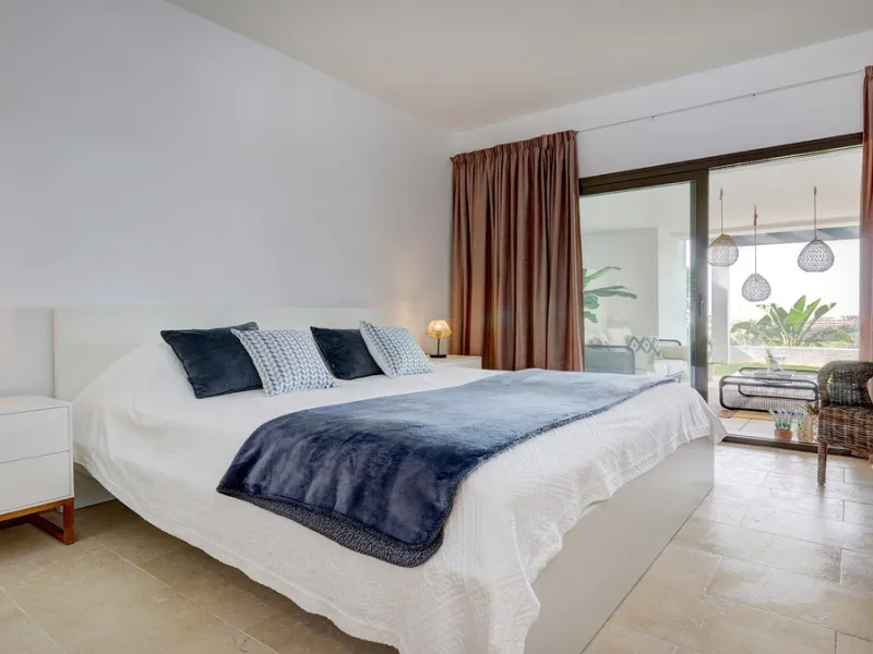 Diese elegante Erdgeschosswohnung liegt in der exklusiven Wohnanlage Terrazas de Cortesin, mitten im weltbekannten Finca Cortesin Golf Resort in Casares. Bekannt für seinen Meisterschaftsgolfplatz (Austragungsort des Solheim Cups 2023)