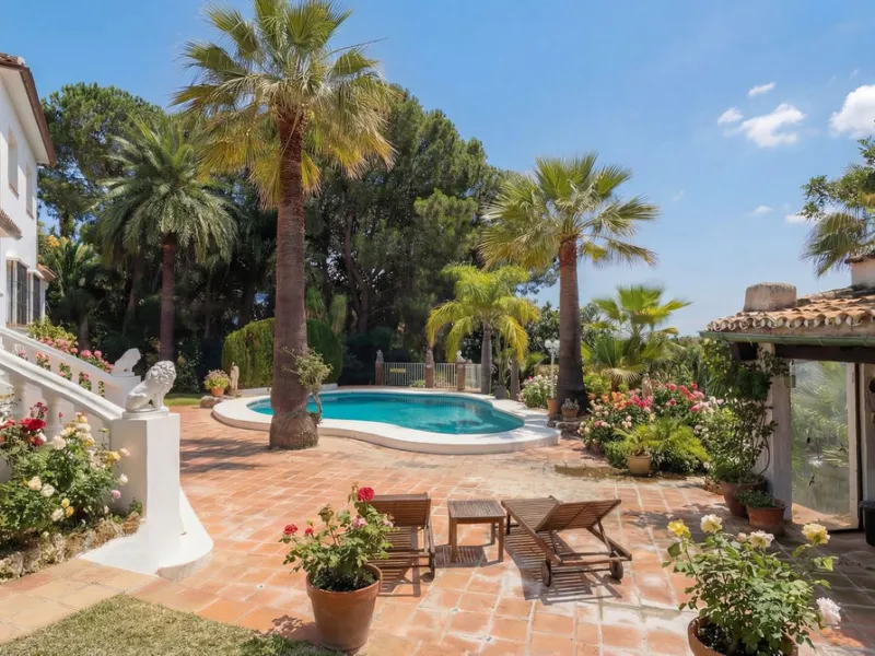 MODERN VILLA BARRANCO BLANCO: AN EXCLUSIVE OASIS OF LUXURY 20 MINUTES FROM THE MEDITERRANEAN SEA