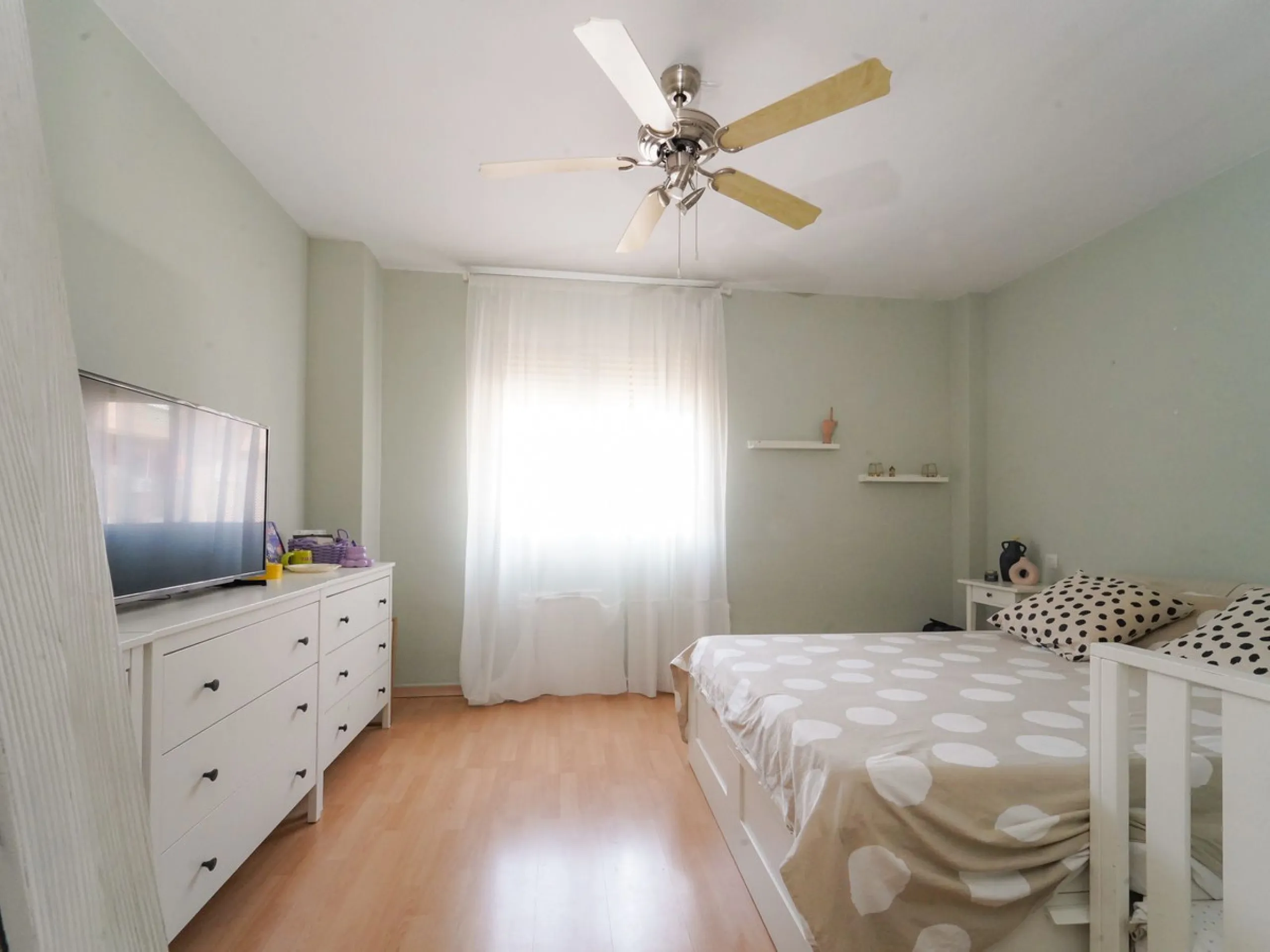 Apartment - Middle Floor Apartment в продаже в Málaga, Málaga. В доме 4 спален и 2 ванных комнат. Площадь дома 171 м²