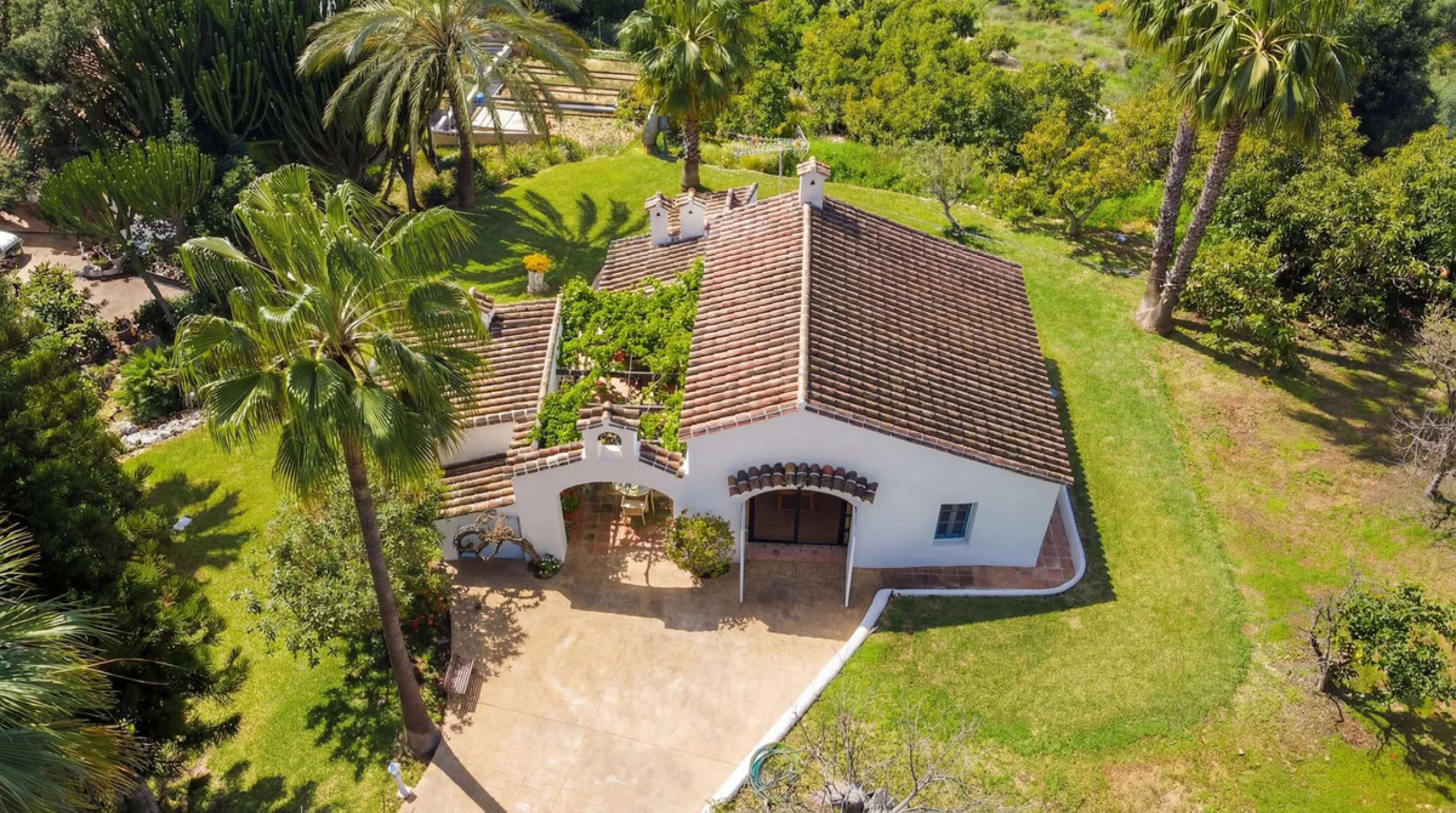 MODERN VILLA BARRANCO BLANCO: AN EXCLUSIVE OASIS OF LUXURY 20 MINUTES FROM THE MEDITERRANEAN SEA