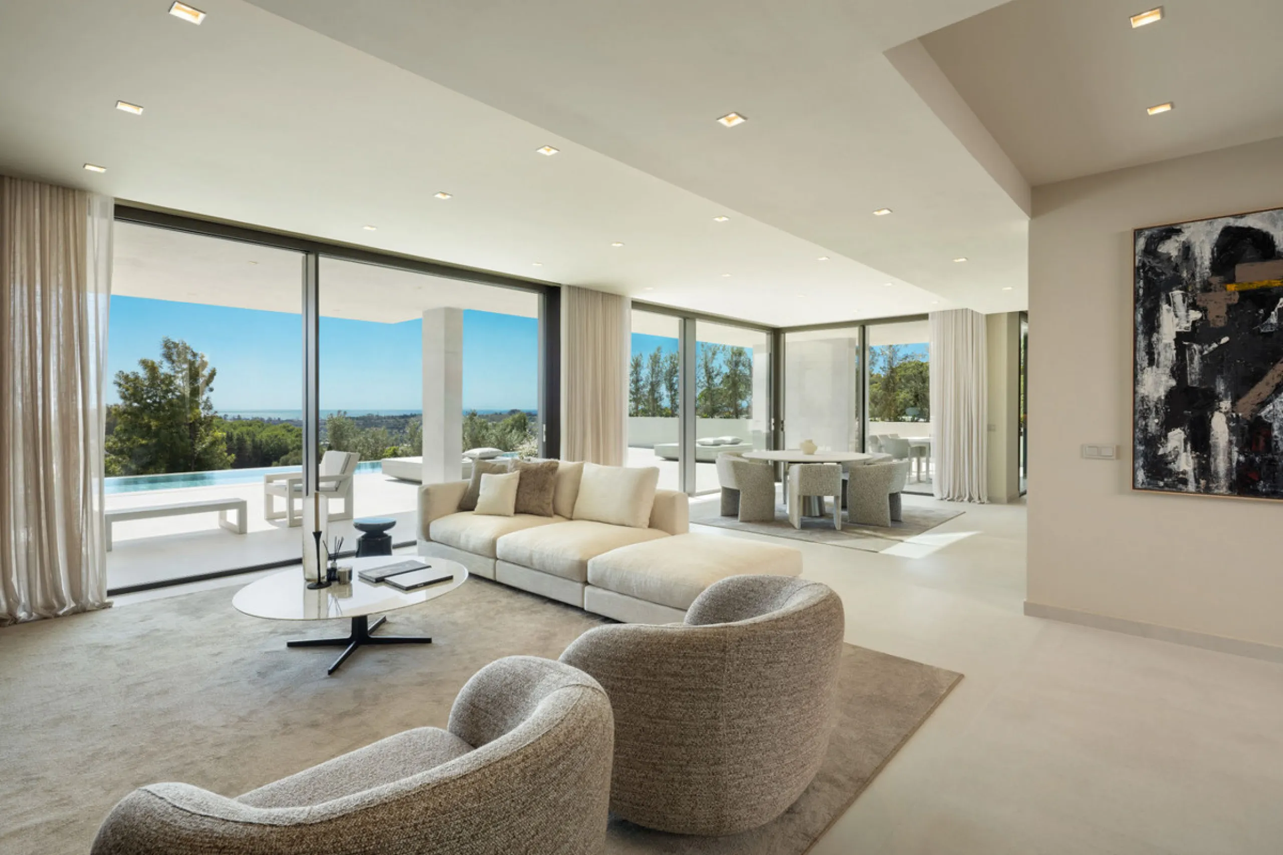 Welcome to this exquisite newly constructed 5-bedroom, 5-bathroom villa, located within the prestigious gated community of Los Flamingos in the green nature reserve of Benahavís. Designed for luxury, efficiency, and seamless indoor-outdoor living, this ex