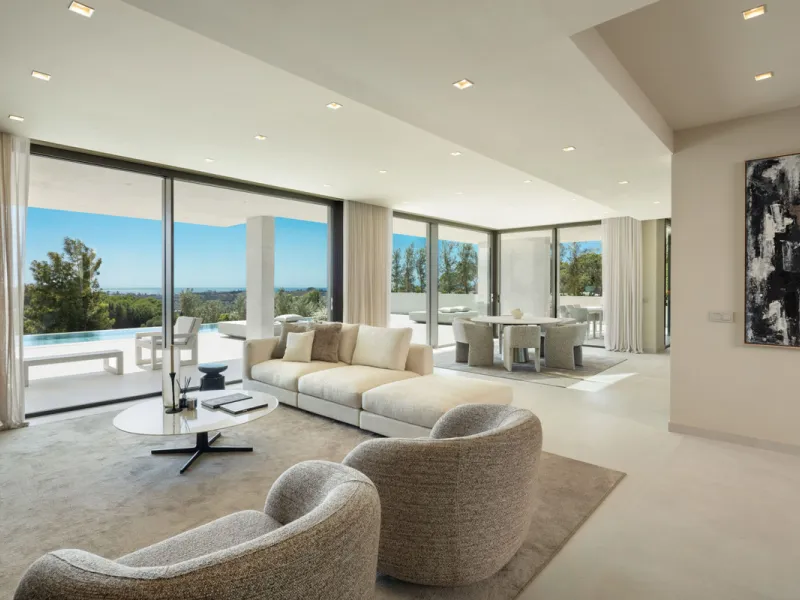 Welcome to this exquisite newly constructed 5-bedroom, 5-bathroom villa, located within the prestigious gated community of Los Flamingos in the green nature reserve of Benahavís. Designed for luxury, efficiency, and seamless indoor-outdoor living, this ex