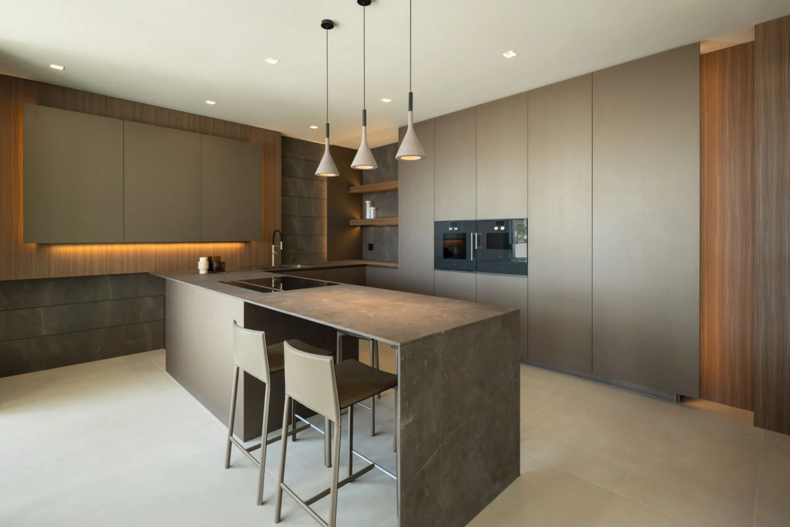 Welcome to this exquisite newly constructed 5-bedroom, 5-bathroom villa, located within the prestigious gated community of Los Flamingos in the green nature reserve of Benahavís. Designed for luxury, efficiency, and seamless indoor-outdoor living, this ex