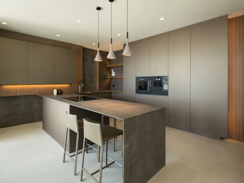 Welcome to this exquisite newly constructed 5-bedroom, 5-bathroom villa, located within the prestigious gated community of Los Flamingos in the green nature reserve of Benahavís. Designed for luxury, efficiency, and seamless indoor-outdoor living, this ex