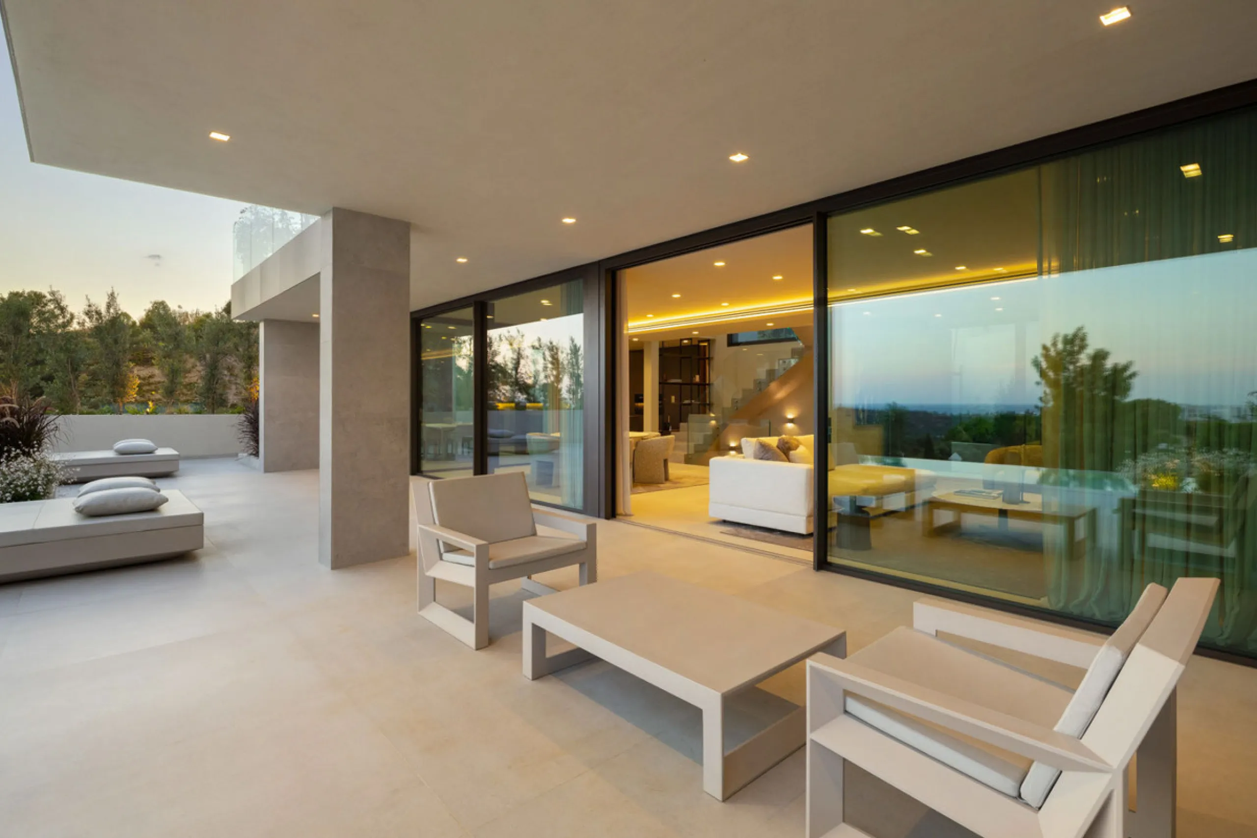 Welcome to this exquisite newly constructed 5-bedroom, 5-bathroom villa, located within the prestigious gated community of Los Flamingos in the green nature reserve of Benahavís. Designed for luxury, efficiency, and seamless indoor-outdoor living, this ex