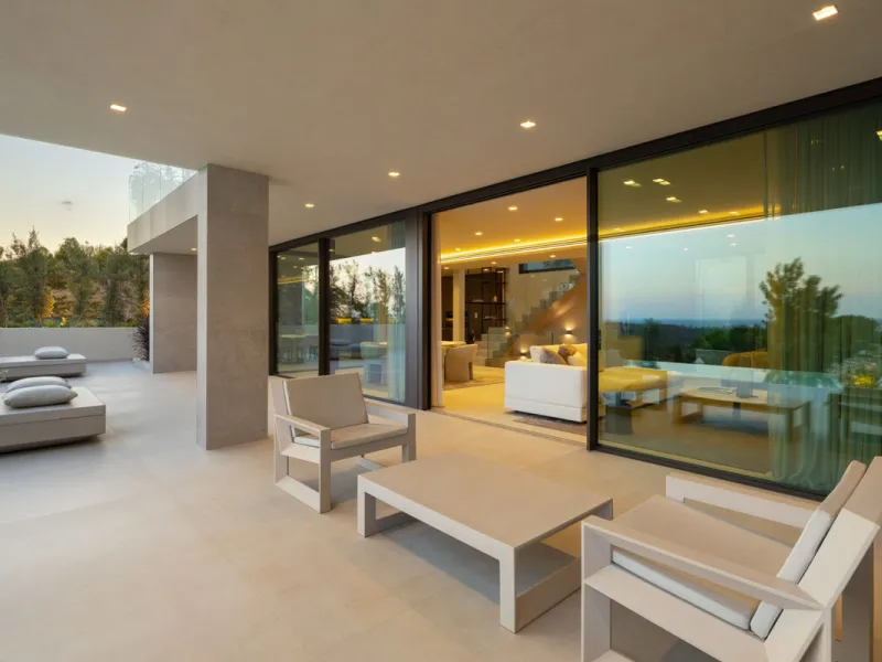 Welcome to this exquisite newly constructed 5-bedroom, 5-bathroom villa, located within the prestigious gated community of Los Flamingos in the green nature reserve of Benahavís. Designed for luxury, efficiency, and seamless indoor-outdoor living, this ex