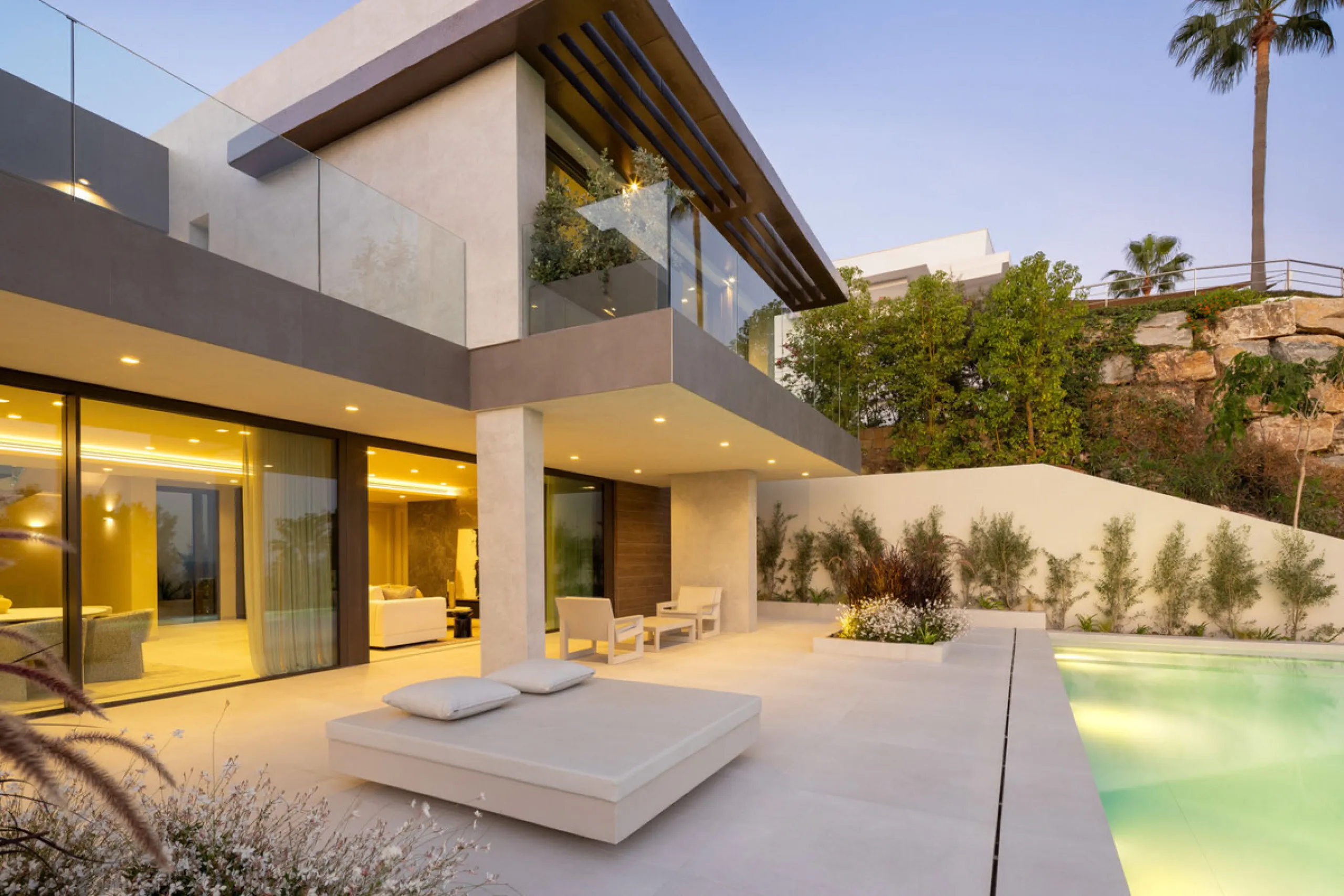Welcome to this exquisite newly constructed 5-bedroom, 5-bathroom villa, located within the prestigious gated community of Los Flamingos in the green nature reserve of Benahavís. Designed for luxury, efficiency, and seamless indoor-outdoor living, this ex