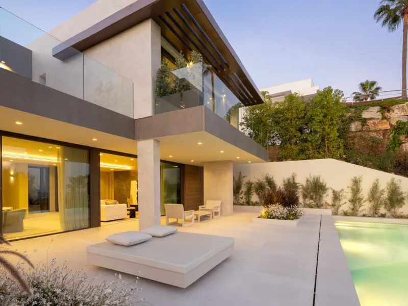 Welcome to this exquisite newly constructed 5-bedroom, 5-bathroom villa, located within the prestigious gated community of Los Flamingos in the green nature reserve of Benahavís. Designed for luxury, efficiency, and seamless indoor-outdoor living, this ex