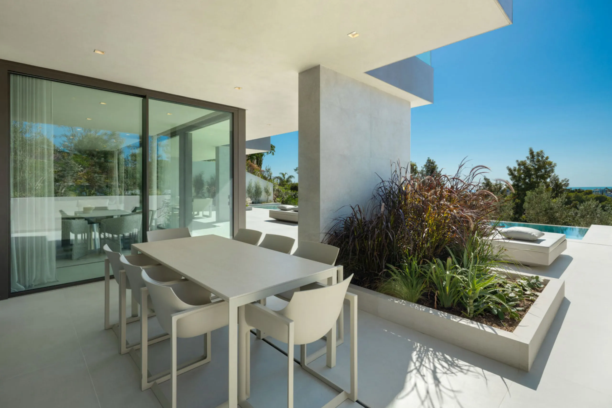 Welcome to this exquisite newly constructed 5-bedroom, 5-bathroom villa, located within the prestigious gated community of Los Flamingos in the green nature reserve of Benahavís. Designed for luxury, efficiency, and seamless indoor-outdoor living, this ex
