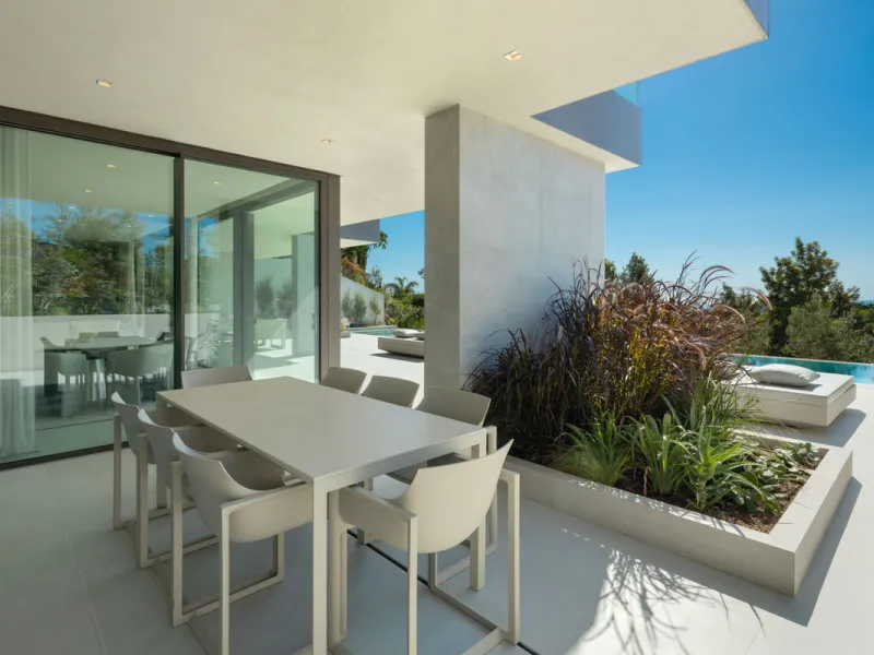 Welcome to this exquisite newly constructed 5-bedroom, 5-bathroom villa, located within the prestigious gated community of Los Flamingos in the green nature reserve of Benahavís. Designed for luxury, efficiency, and seamless indoor-outdoor living, this ex