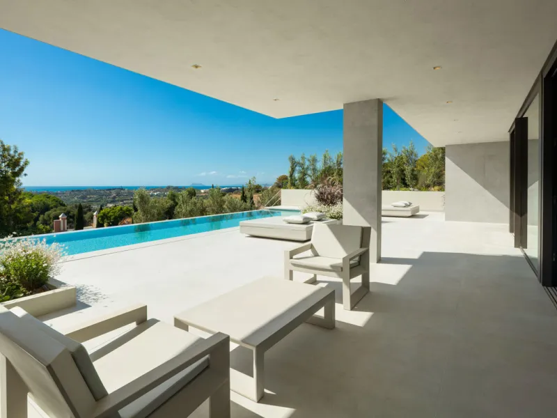 Welcome to this exquisite newly constructed 5-bedroom, 5-bathroom villa, located within the prestigious gated community of Los Flamingos in the green nature reserve of Benahavís. Designed for luxury, efficiency, and seamless indoor-outdoor living, this ex