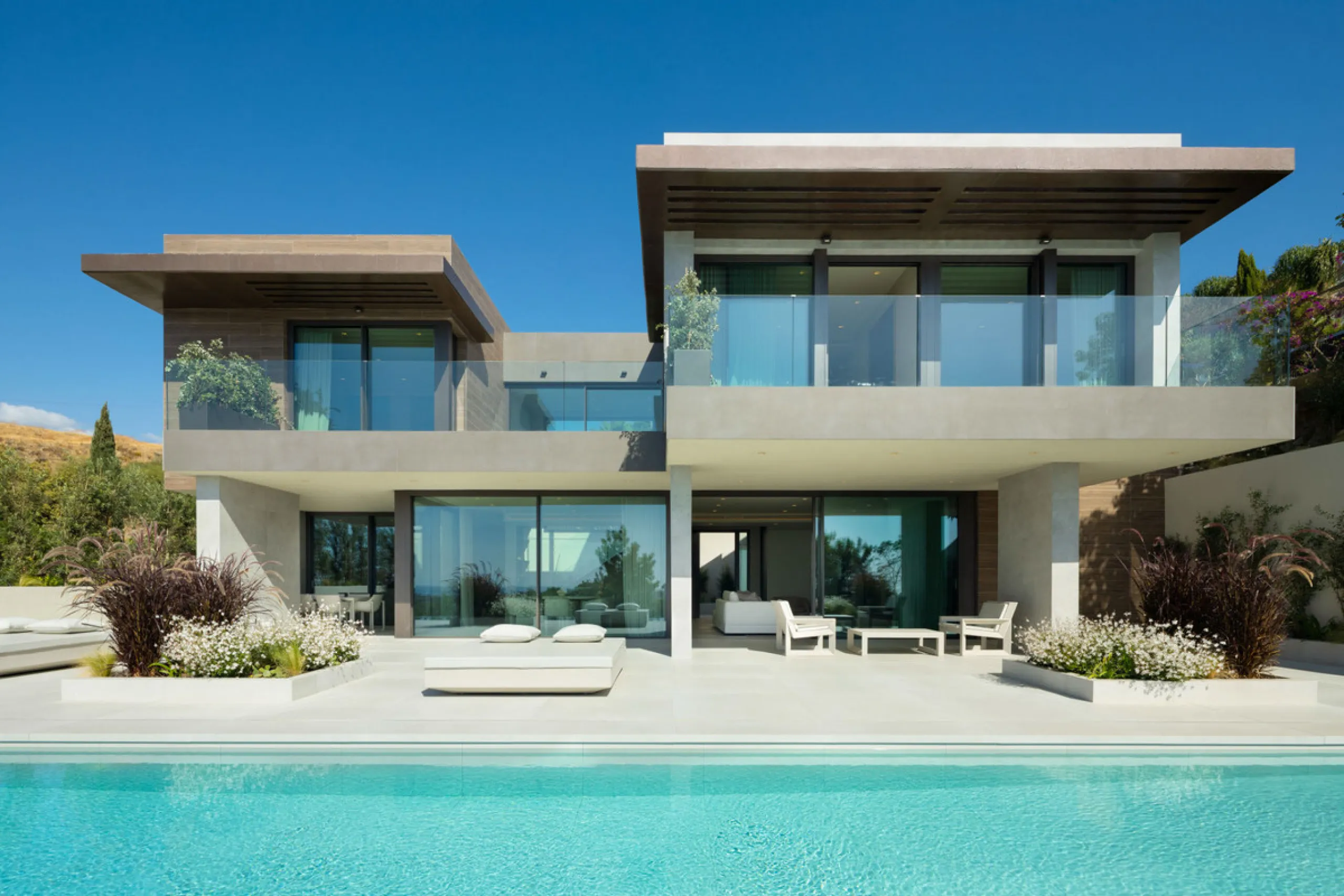 Welcome to this exquisite newly constructed 5-bedroom, 5-bathroom villa, located within the prestigious gated community of Los Flamingos in the green nature reserve of Benahavís. Designed for luxury, efficiency, and seamless indoor-outdoor living, this ex