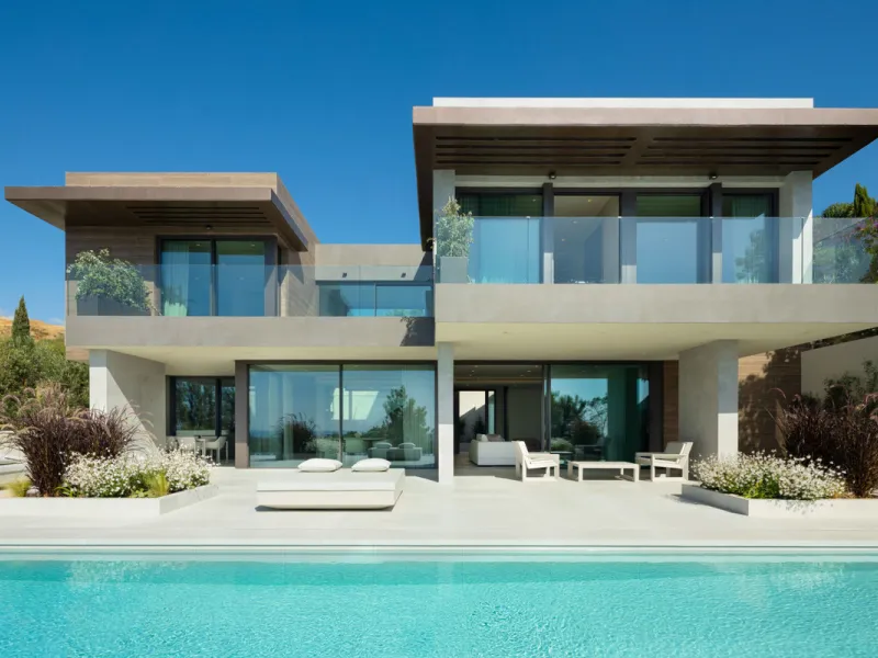 Welcome to this exquisite newly constructed 5-bedroom, 5-bathroom villa, located within the prestigious gated community of Los Flamingos in the green nature reserve of Benahavís. Designed for luxury, efficiency, and seamless indoor-outdoor living, this ex