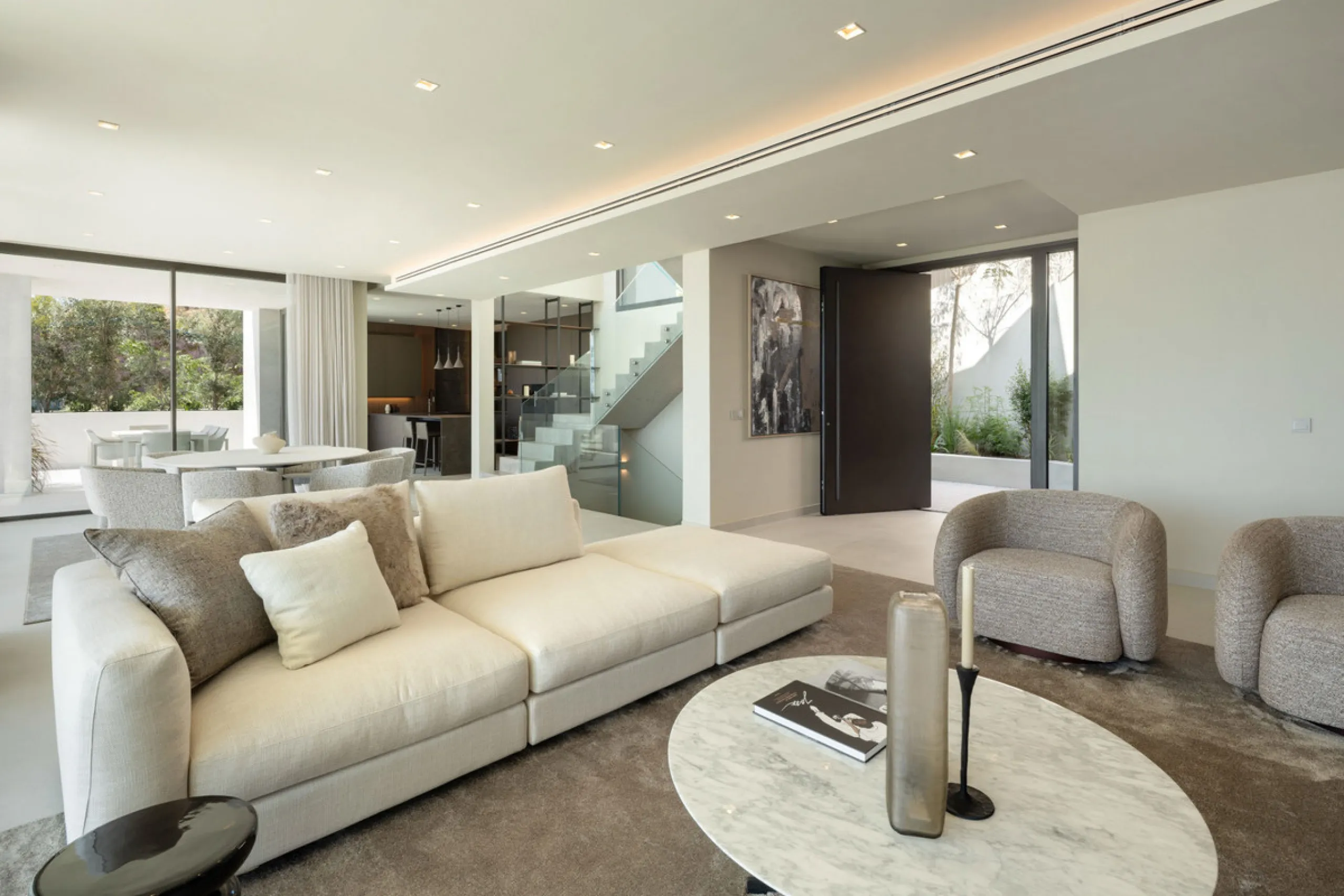 Welcome to this exquisite newly constructed 5-bedroom, 5-bathroom villa, located within the prestigious gated community of Los Flamingos in the green nature reserve of Benahavís. Designed for luxury, efficiency, and seamless indoor-outdoor living, this ex