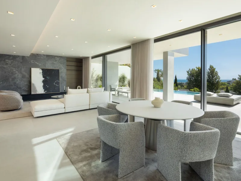 Welcome to this exquisite newly constructed 5-bedroom, 5-bathroom villa, located within the prestigious gated community of Los Flamingos in the green nature reserve of Benahavís. Designed for luxury, efficiency, and seamless indoor-outdoor living, this ex