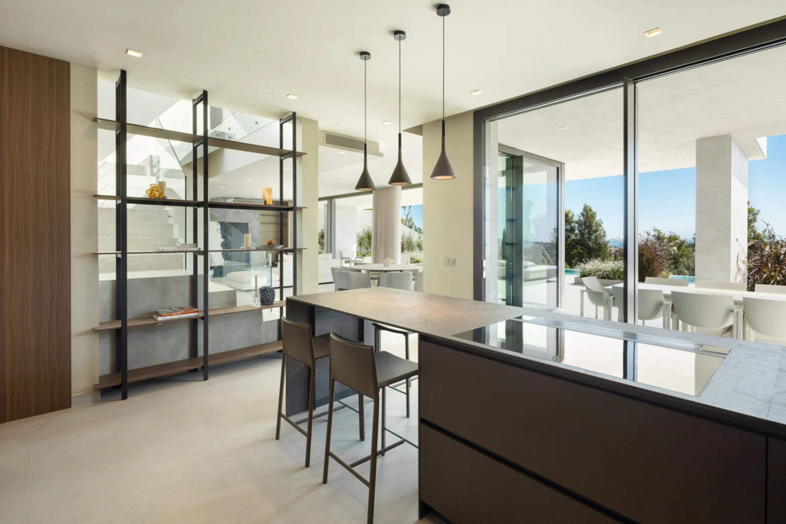 Welcome to this exquisite newly constructed 5-bedroom, 5-bathroom villa, located within the prestigious gated community of Los Flamingos in the green nature reserve of Benahavís. Designed for luxury, efficiency, and seamless indoor-outdoor living, this ex
